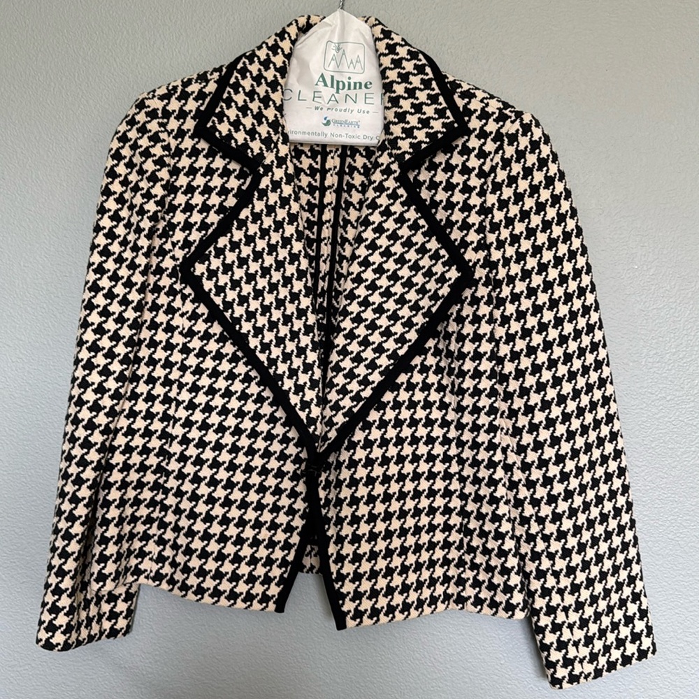 Beautiful Women’s Jacket.  Linda Allen Ellen Tracy Size 2